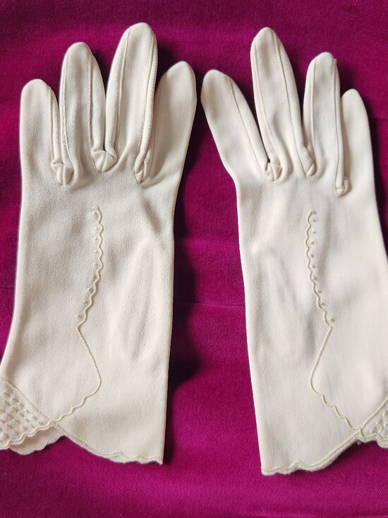 Vintage Accessories - Vintage Cream Scalloped Embroidered Dress Gloves
